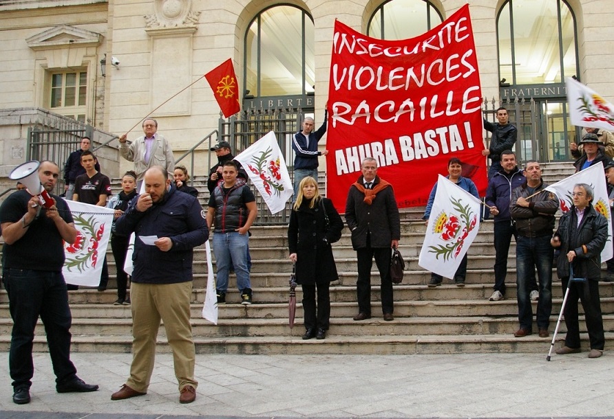 Le leader de Nissa Rebela conduit une manifestation à Nice. D. R.